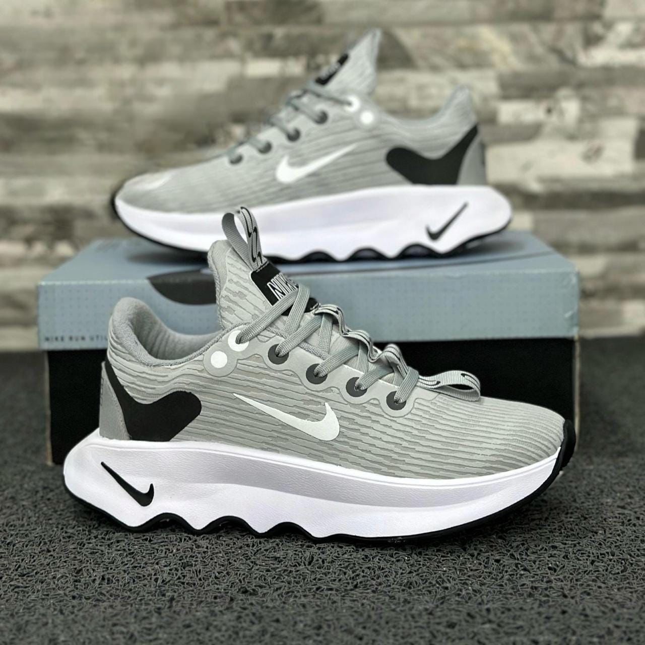 NIKE MOTIVA